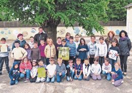 Frédéric Audurier est venu annoncer aux écoliers de Fenioux qu’ils avaient remporté le concours de la meilleure «école buissonnière» !