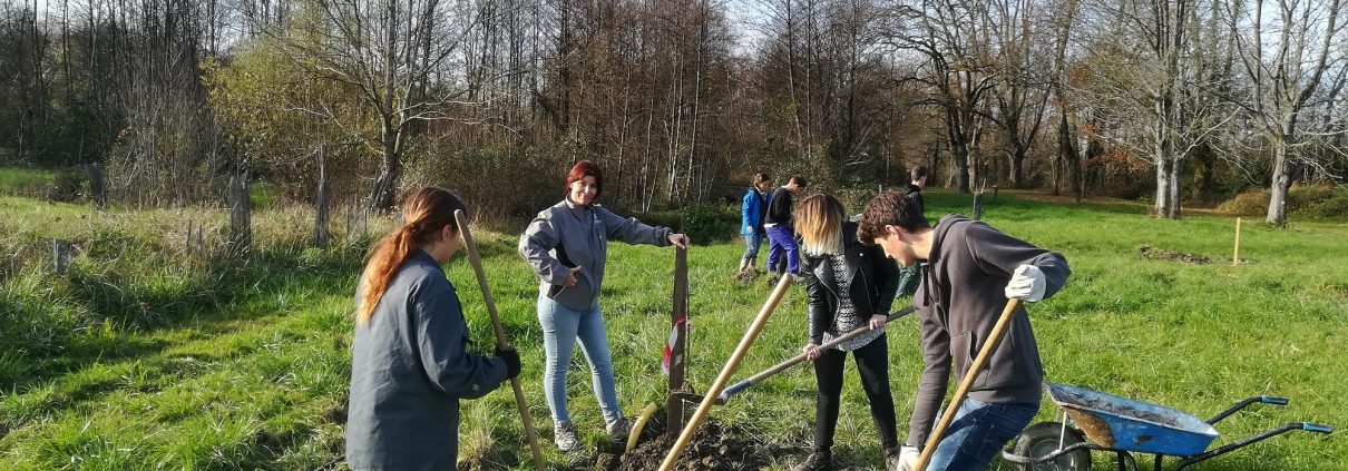 Plantation d’un verger avec les élèves du Lycée agricole d’Orthez.